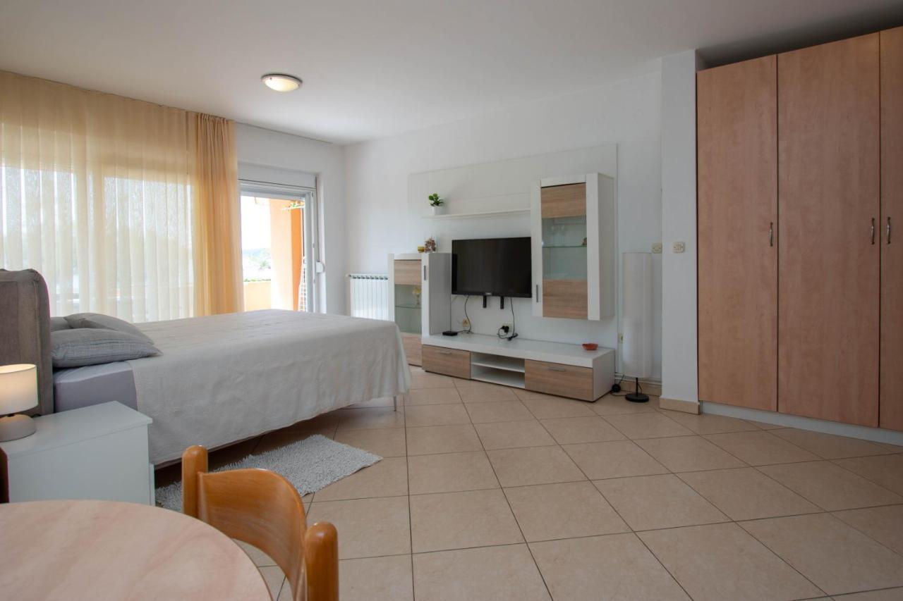 Apartments Matas Sukošan Buitenkant foto